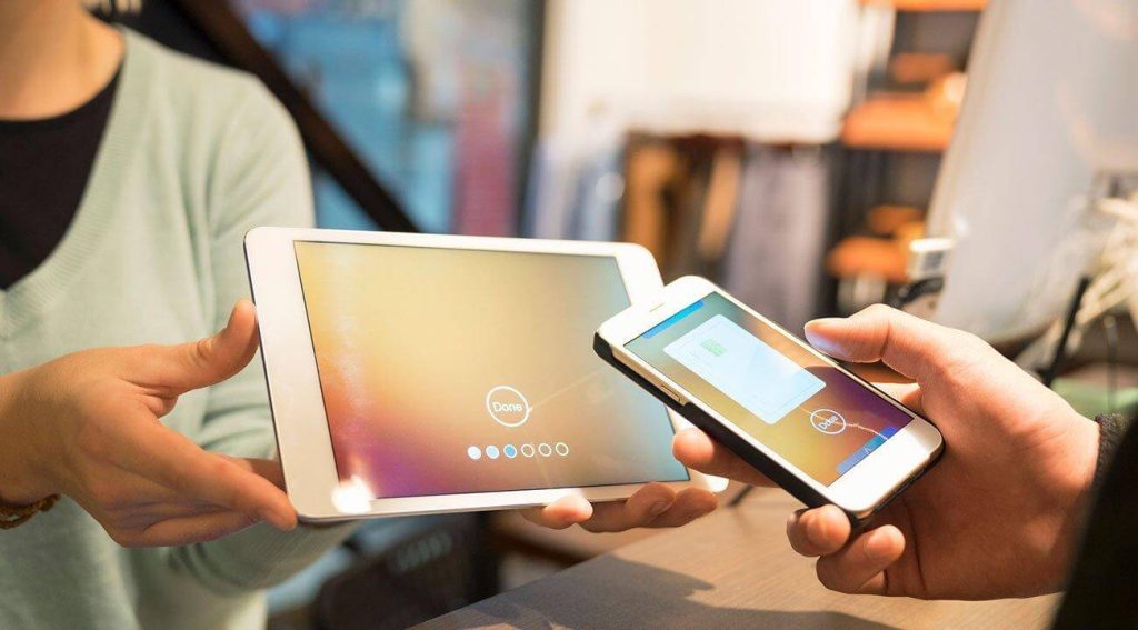 man paying cashier with digital wallet`